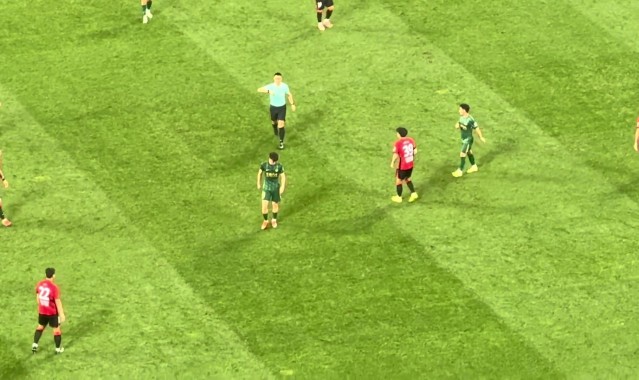 不满判罚！现场视频：王钰栋疑似冲傅明说了什么，被出示黄牌