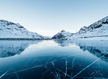 开云体育下载-冠军排面！雷克瑟姆赛前列队欢迎，向英冠冠军考文垂致敬